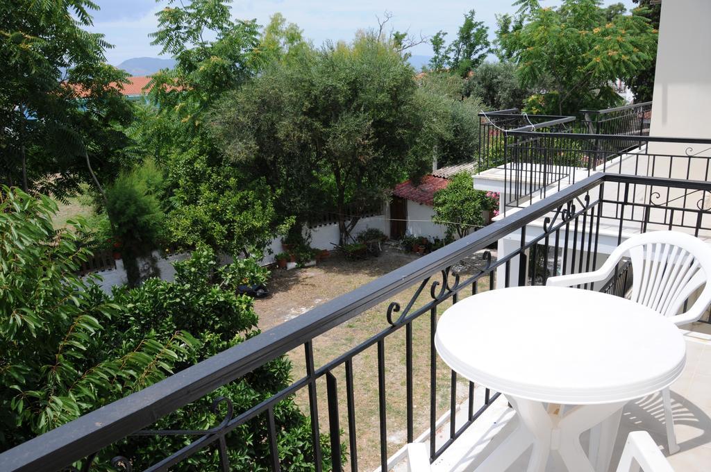 Vicky'S Garden Apartment Kalamákion Екстериор снимка